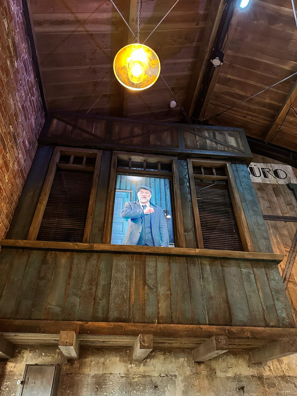 The foreman, integrated into the brickworks window in the park